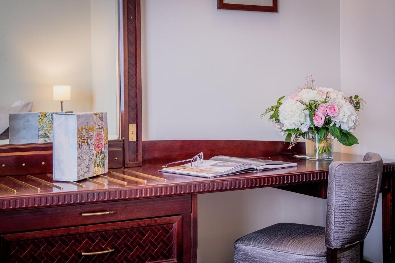 Hotel Pont Royal Παρίσι Εξωτερικό φωτογραφία A dressing table