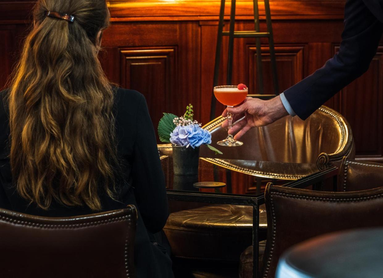 Hotel Pont Royal Παρίσι Εξωτερικό φωτογραφία A bartender serving a cocktail
