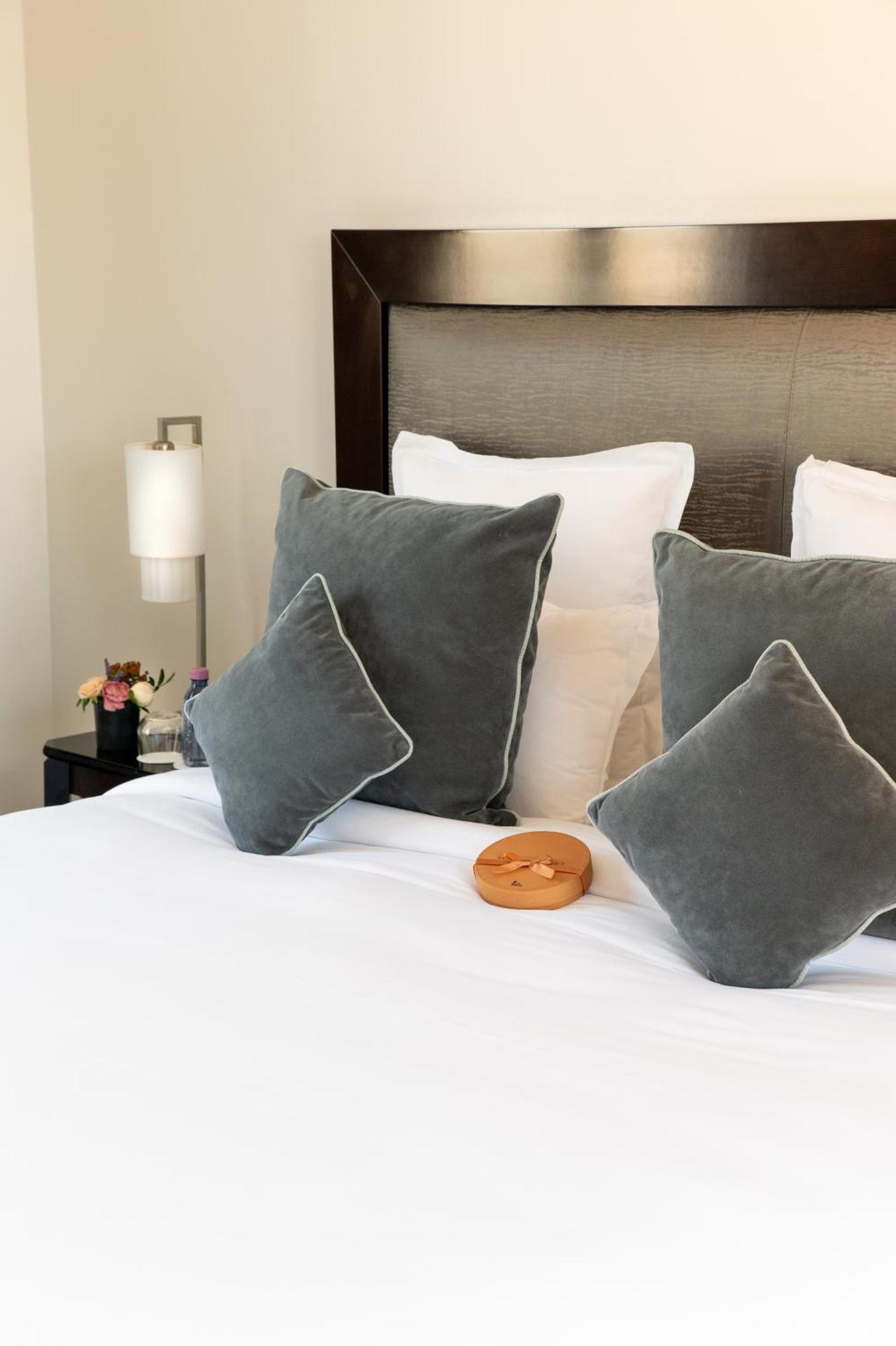 Hotel Pont Royal Παρίσι Εξωτερικό φωτογραφία A bed with cushions